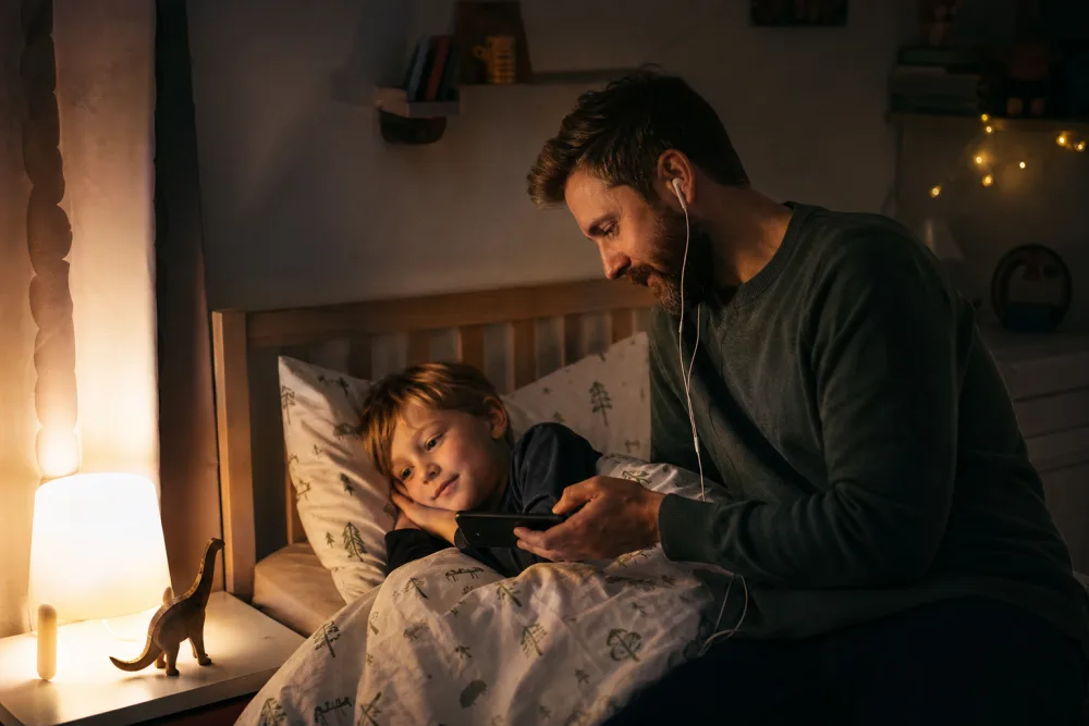 Barn med hörlurar och illustrerade böcker