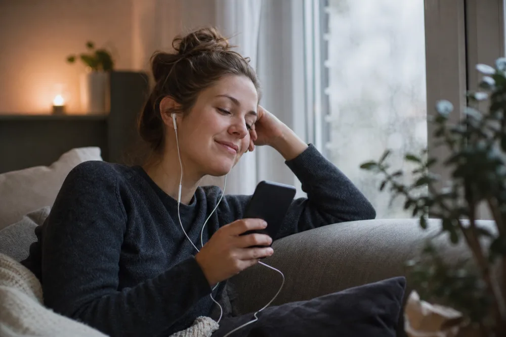 Person lyssnar på en kostnadsfri ljudbok i mobilen