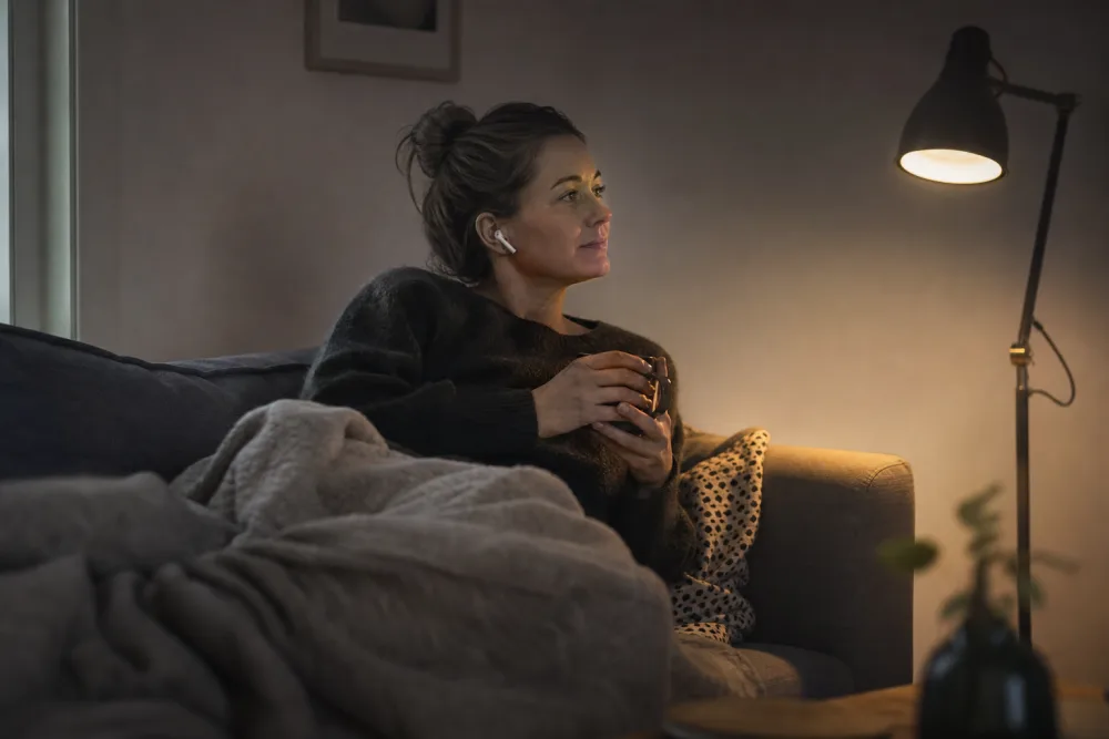 Thrillerböcker och hörlurar i en spänningsfylld miljö