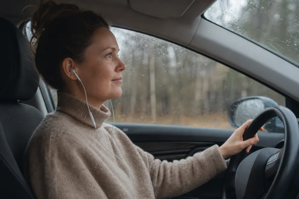 Förare lyssnar på en ljudbok i bilen