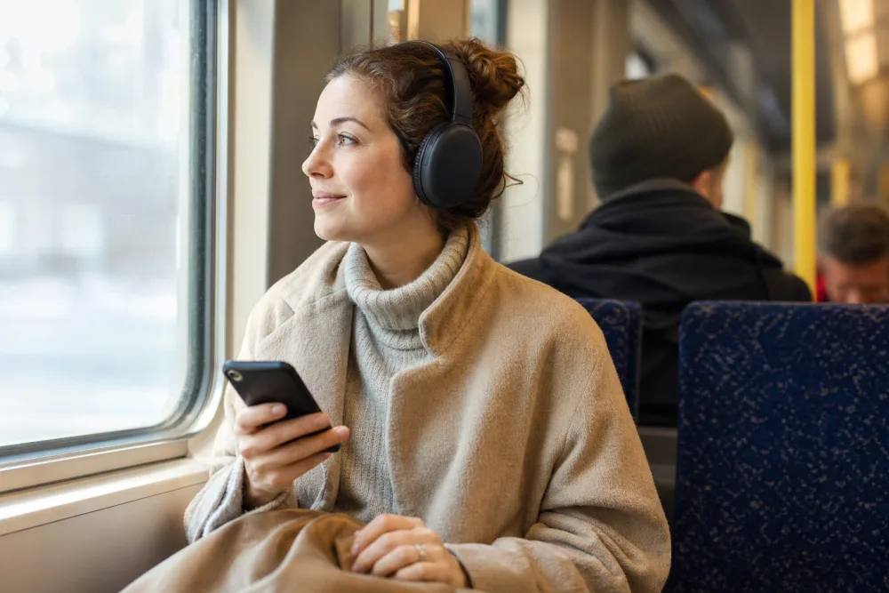 Mobil laddar ned en ljudbok för lyssning utan internet