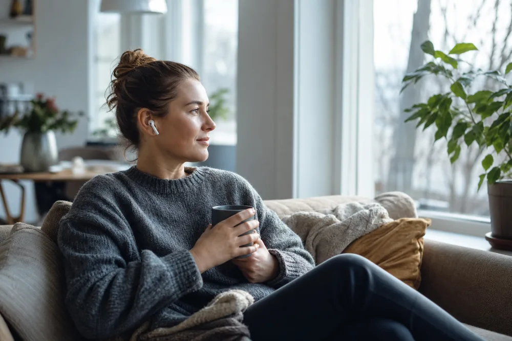 Person provar och jämför ljudboksappar i mobilen